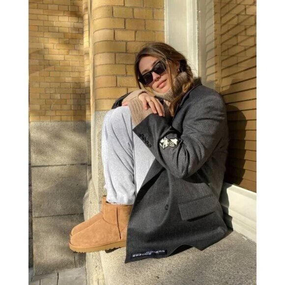 UGG Classic Mini II Genuine Shearling Lined Boot in Chestnut Suede Size US 9 - Picture 3 of 12